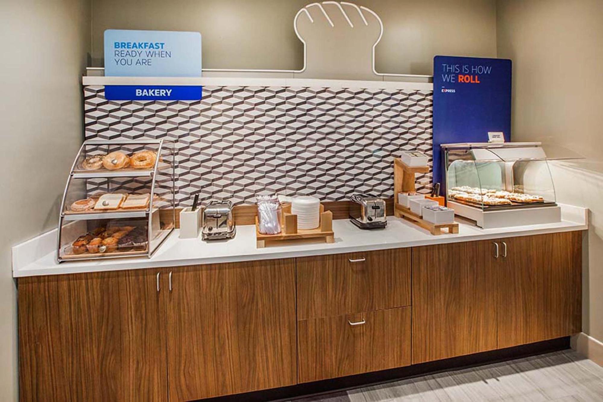 Holiday Inn Express Whitby Oshawa By Ihg Bagian luar foto