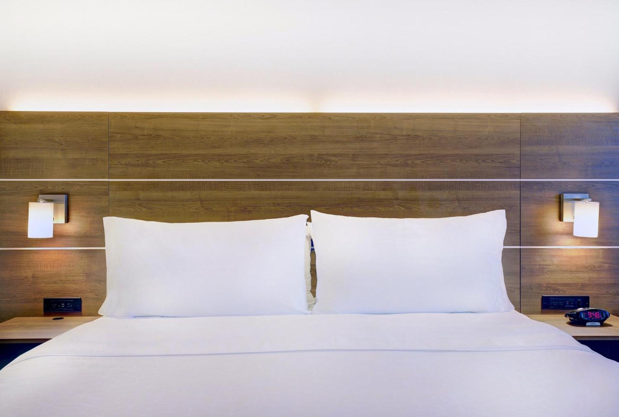 Holiday Inn Express Whitby Oshawa By Ihg Bagian luar foto